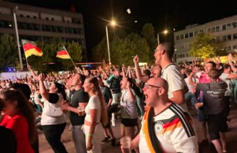 Last-Minute-Jubel beim Public Viewing: Deutschland siegt gegen die Elfenbeinküste