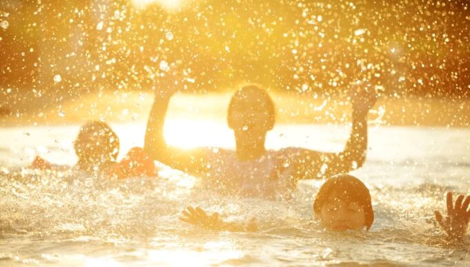 Sonne Hitze Wärme Himmel Ferien Urlaub Schimmbad Schwimmen