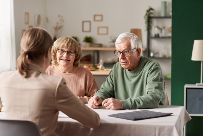 angehorige-besprechen-pflege-fur-angehorige-im-saarland-und-moglichkeiten-zur-entlastung-im-hauslichen-umfeld Kopie