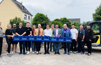 Homburg baut Rekord-Labyrinth aus 10.000 Bierkisten