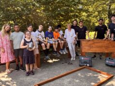 Bosch-Azubis bauen Sitzgelegenheiten für die Homburger Oberlin-Schule