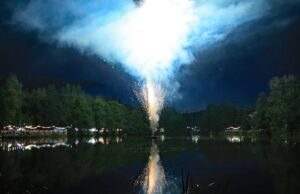 Feuerwerk über dem Weiher: Finale beim Strandfest Jägersburg