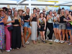 Volle Seeterrasse bei der Beachparty im Tinys
