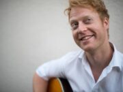 Antikriegstag in Kirkel: Lennart Barkowski singt politische Lieder