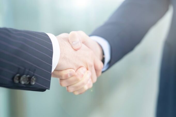 Vertrag Unternehmensnachfolge Business Handshake Business Wirtschaft_3