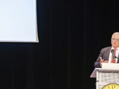 St. Ingbert: Peter Michael Huber trägt sich ins Goldene Buch ein